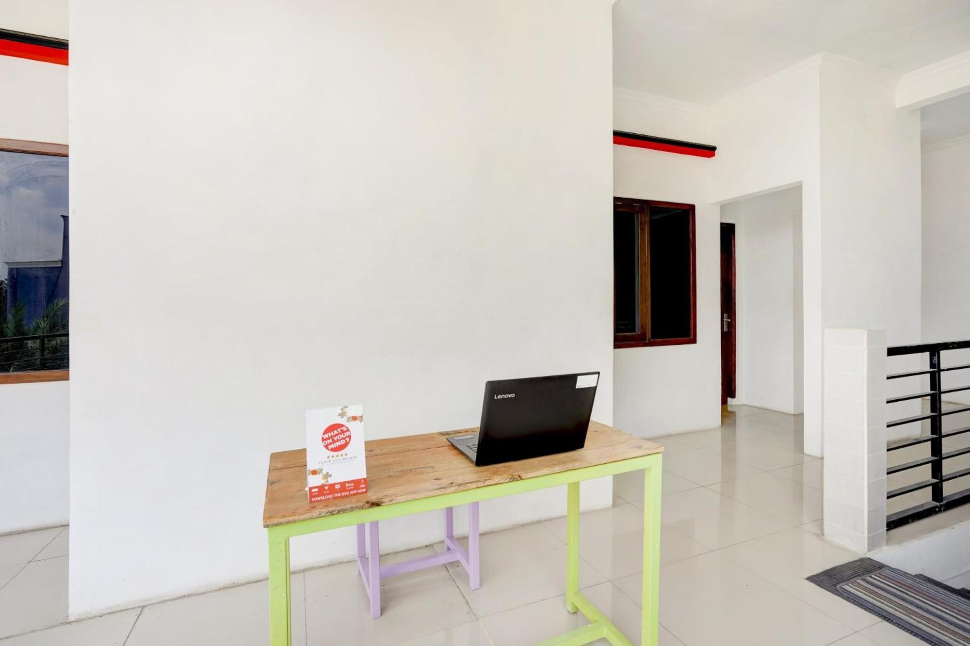 Super Oyo 3702 Homestay Bougenville Syariah Lamongan Kültér fotó