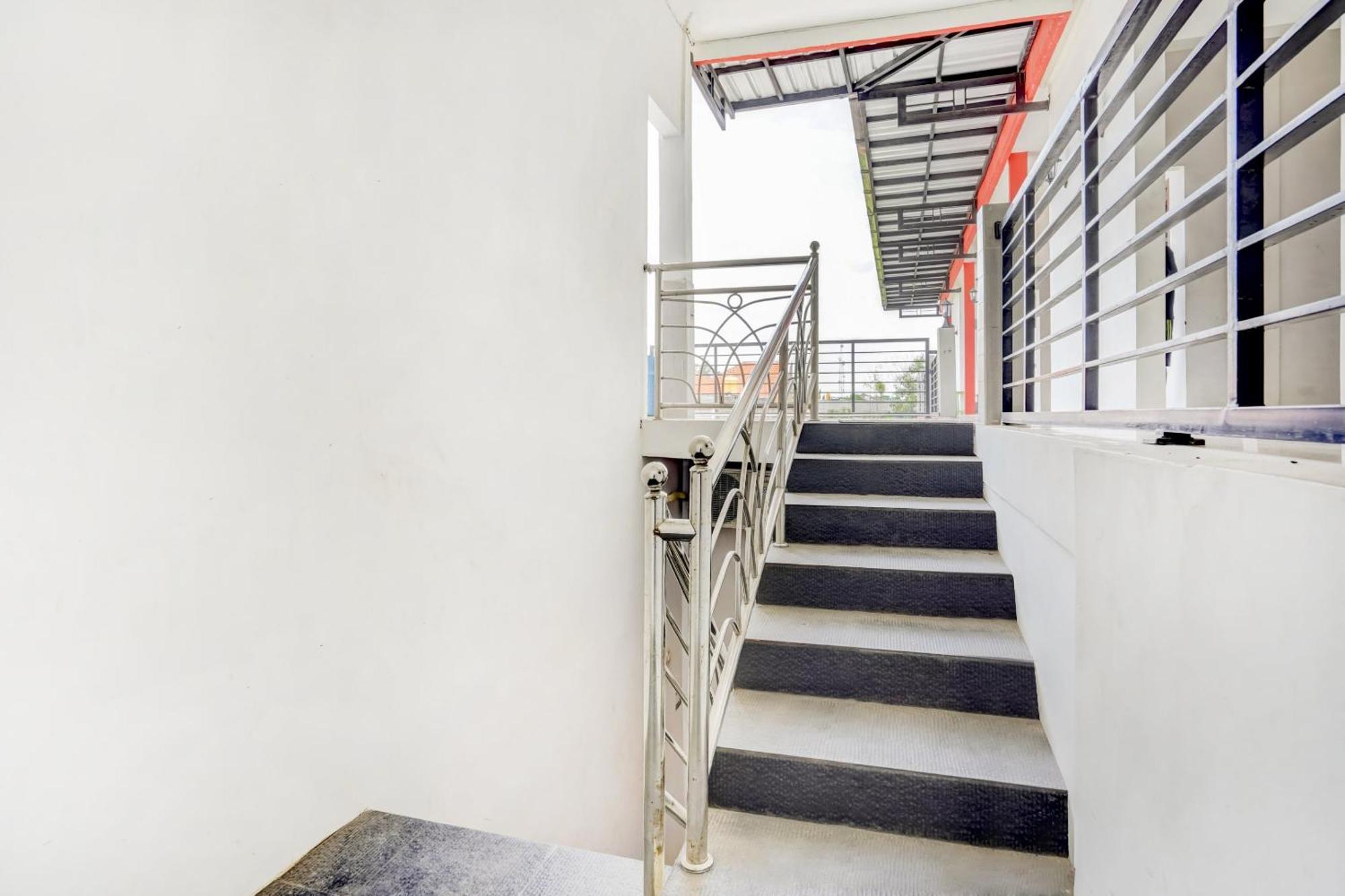 Super Oyo 3702 Homestay Bougenville Syariah Lamongan Kültér fotó