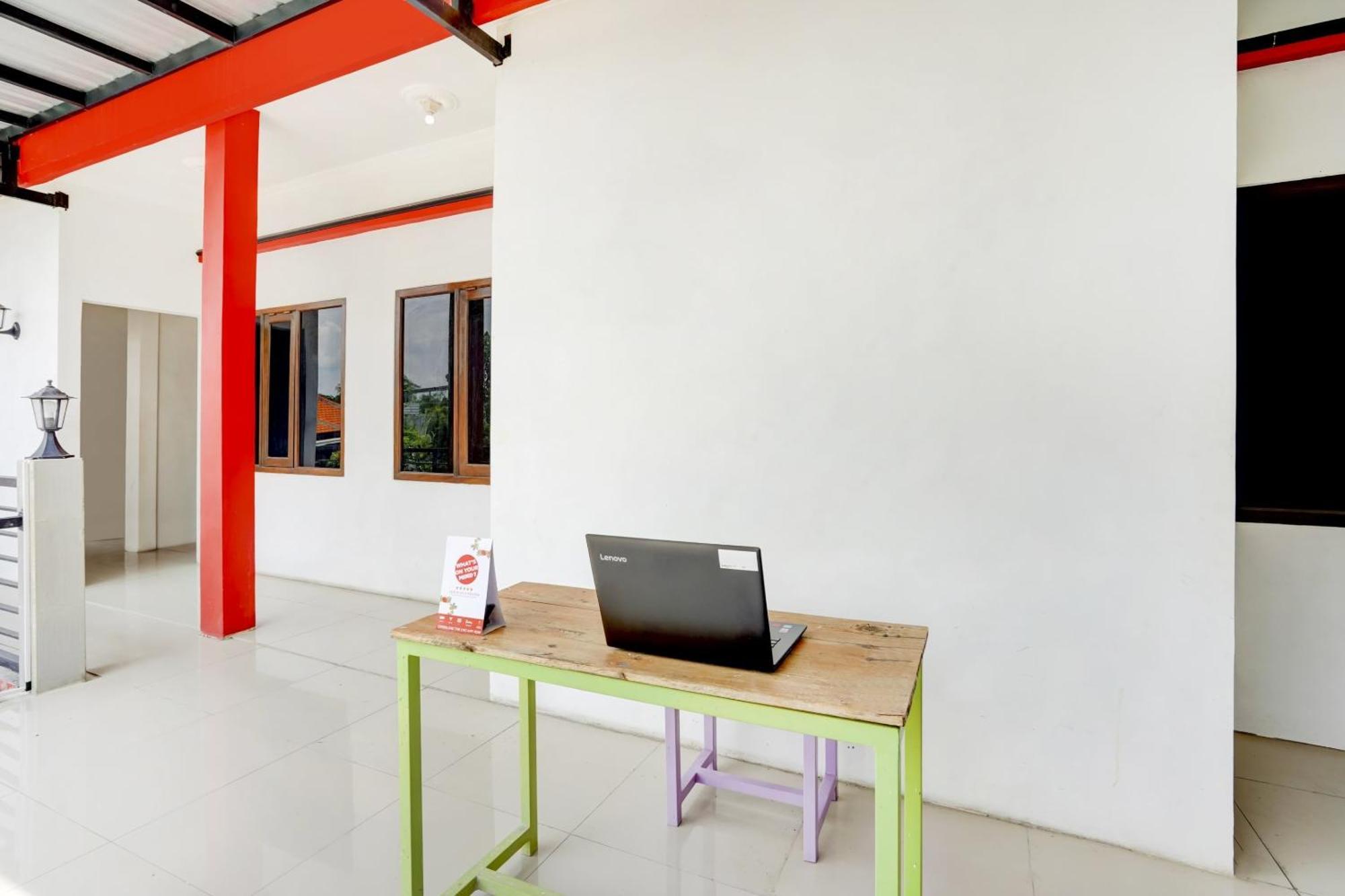 Super Oyo 3702 Homestay Bougenville Syariah Lamongan Kültér fotó
